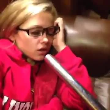 Broma-despertando-a-su-hermana-con-aspiradora