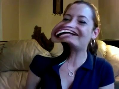 Chica muy friky descojonada con los efectos de su webcam