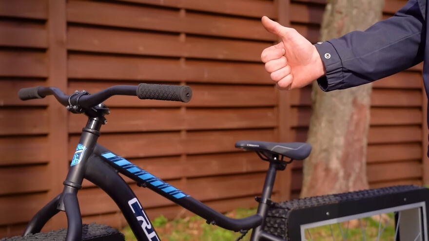 Esta bicicleta tiene las ruedas cuadradas y funciona mejor de lo que crees